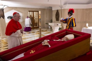 papież Franciszek w trumnie